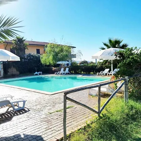 In Cutro Mit Terrasse, Grill Und Gemeinsamem Pool Und Meerblick Apartment *