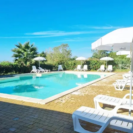 In Cutro Mit Terrasse, Grill Und Gemeinsamem Pool Und Meerblick * Le Castella (Calabria)