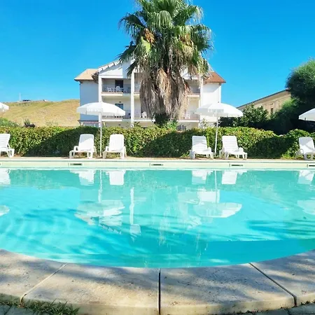 In Cutro Mit Terrasse, Grill Und Gemeinsamem Pool Und Meerblick
