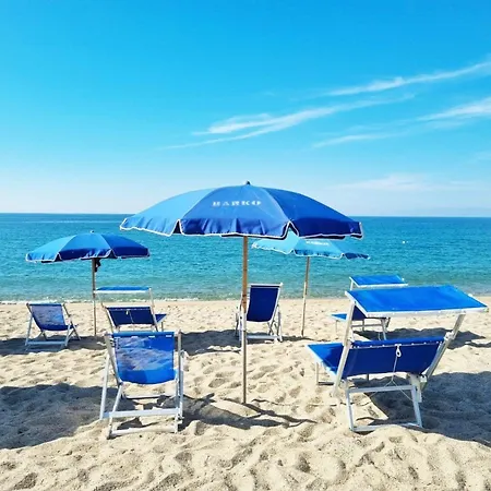 In Cutro Mit Terrasse, Grill Und Gemeinsamem Pool Und Meerblick * Le Castella (Calabria)