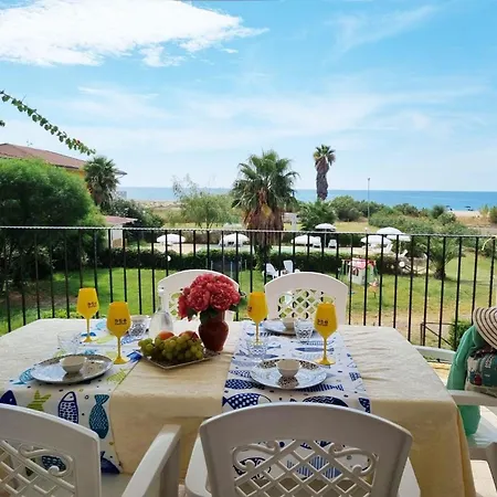 In Cutro Mit Terrasse, Grill Und Gemeinsamem Pool Und Meerblick Apartamento *